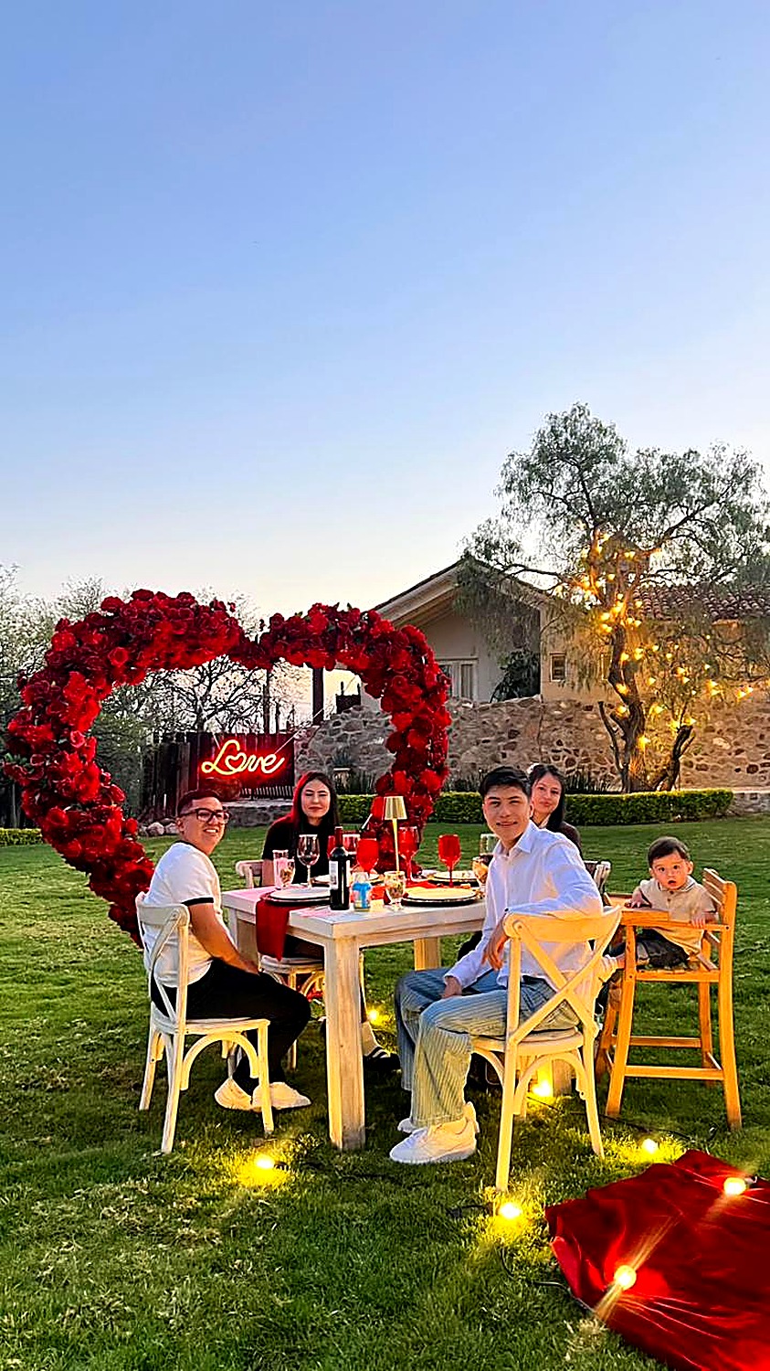 Cena romántica con arco de rosas LOVE