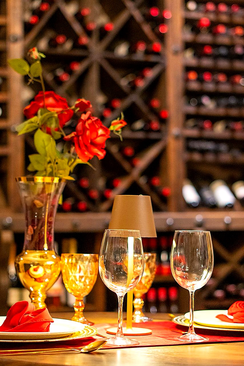 Restaurante con mesa montada