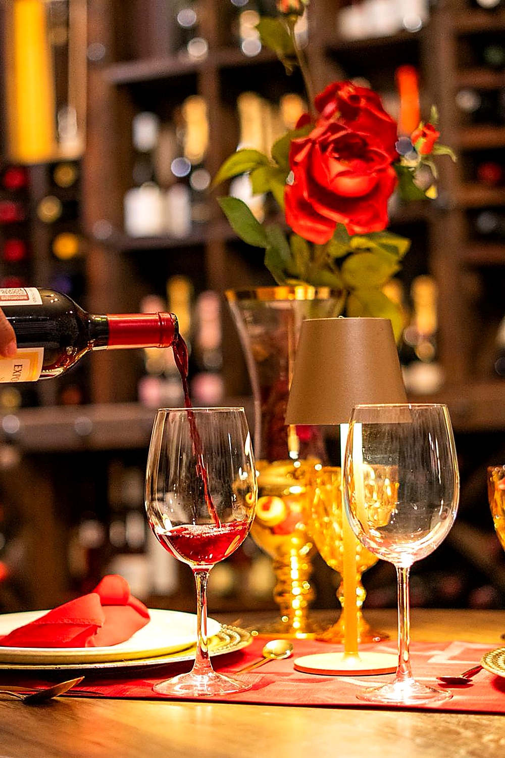 Cava con vino tinto sirviéndose