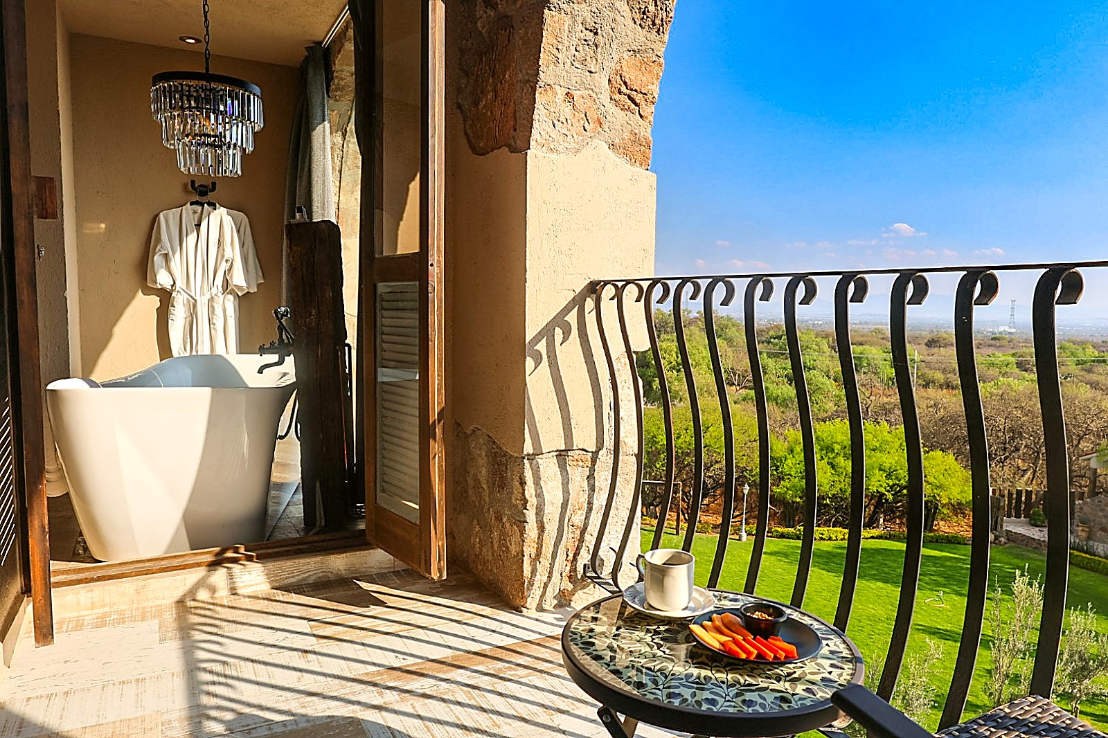 Terraza con tina y vista al valle