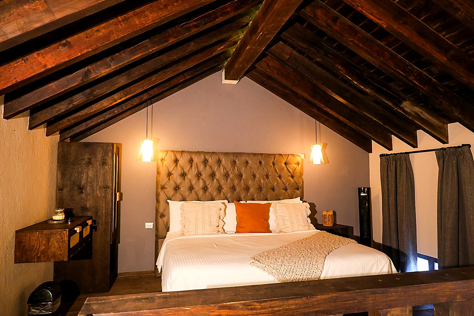 Suite Cabaña techo de vigas oscuras